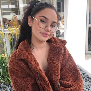 Meet your Posher, Mia